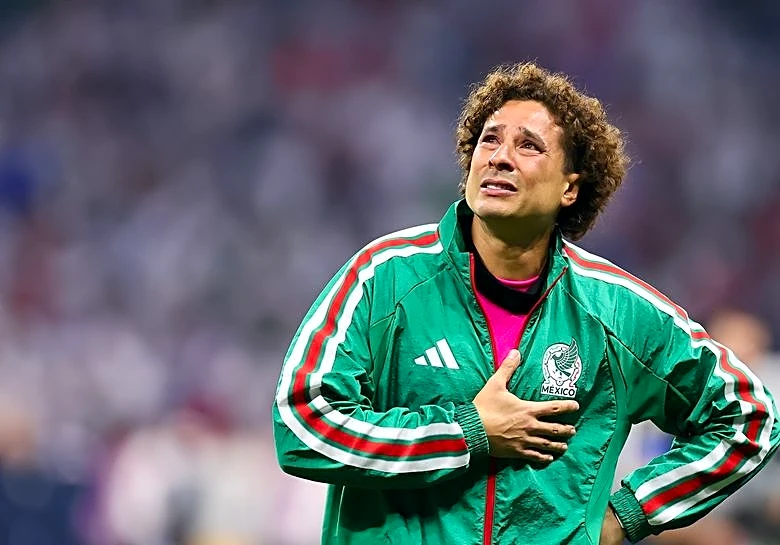 Portero mexicano Ochoa deja los guantes y se despide de las canchas