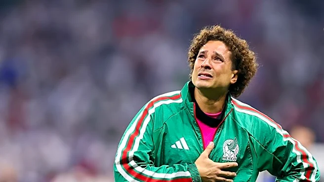 Portero mexicano Ochoa deja los guantes y se despide de las canchas
