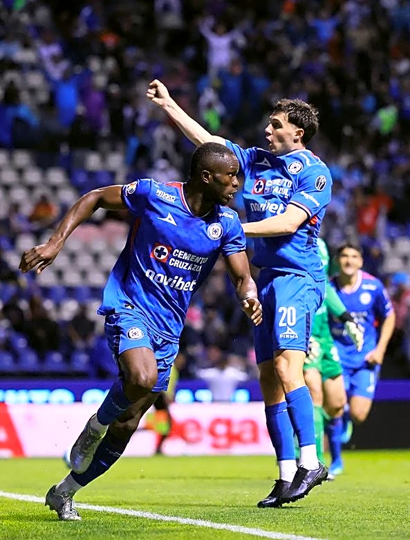Campeón Cruz Azul remonta y saca triunfo en minutos finales en torneo mexicano