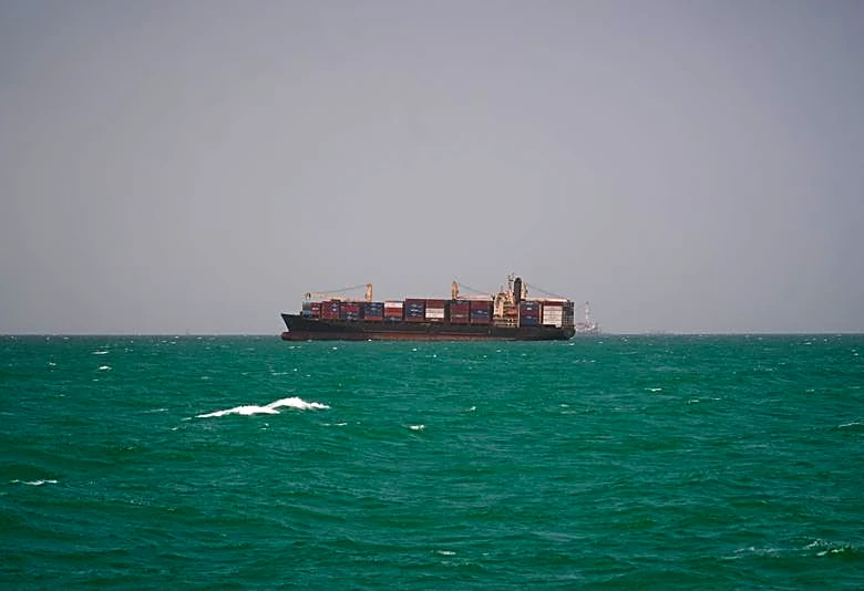 Cada vez más barcos cambian de rumbo en el mar Rojo tras amenazas de los hutíes, muestran datos
