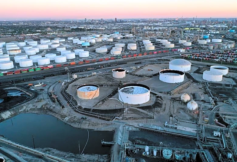 Inventarios de crudo y combustible de EEUU crecen, la actividad de refino disminuye, dice la EIA