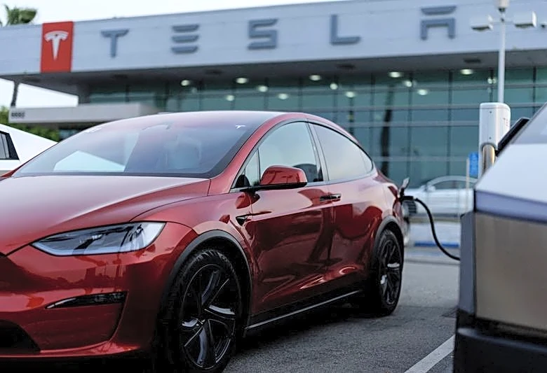 Tesla, de Elon Musk,  reporta flujo de caja libre negativo por aumento de inversión en IA y robotaxis