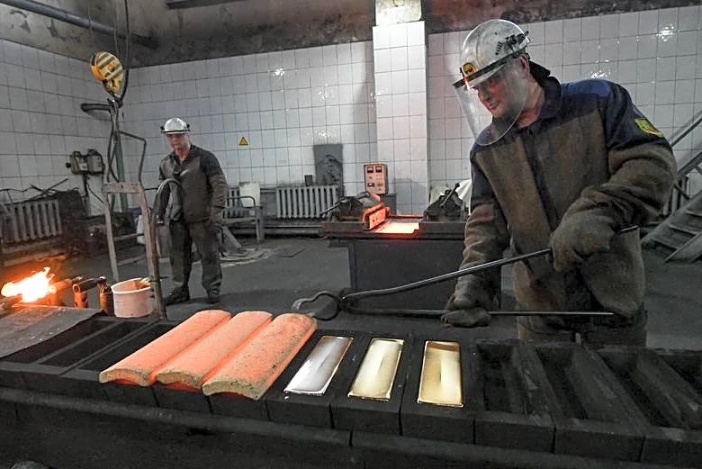 El oro cae un 1%, repunte del petróleo pone atención en subidas de tasas de la Fed
