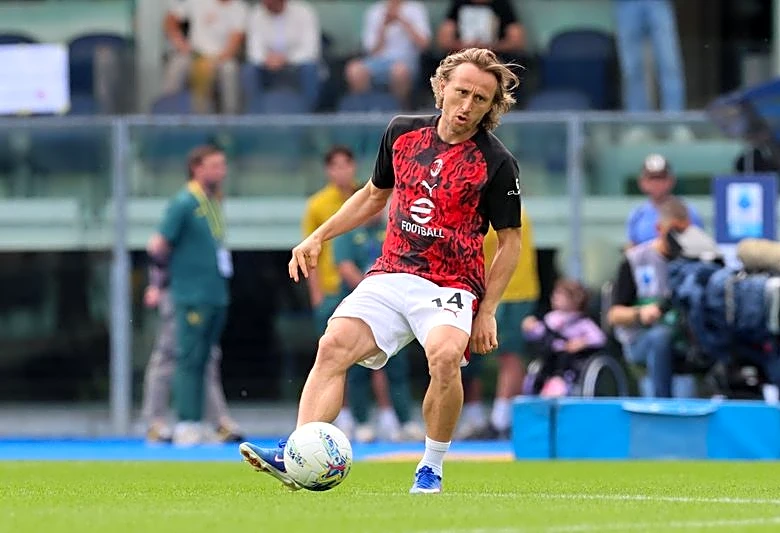 A los 40 años, Modric renueva con el Milan hasta 2027
