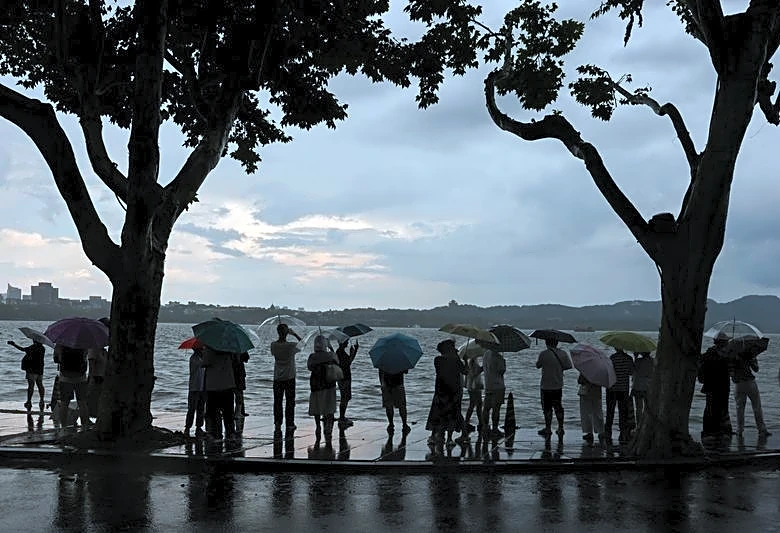 China se prepara para fuertes lluvias mientras se acerca la tormenta tropical Noul