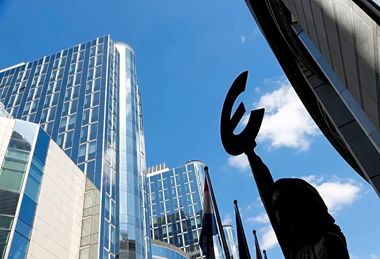 Responsables del BCE advierten de los riesgos de inflación y no descartan otra subida de tasas