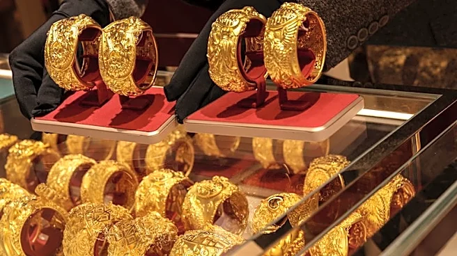 Oro sube por retroceso del crudo, con foco en acontecimientos en Oriente Medio
