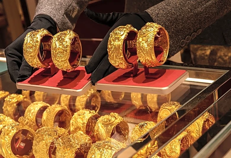 El oro sube mientras el Brent pierde más de 4%; inversores siguen atentos a Oriente Medio