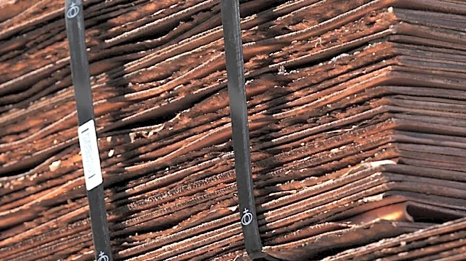 Cobre sube, anota alza semanal por caída de existencias fuera de EEUU