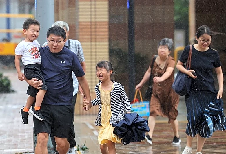Sur de China se enfrenta a lluvias torrenciales y al riesgo de inundaciones tras la llegada del tifón Noul a tierra firme