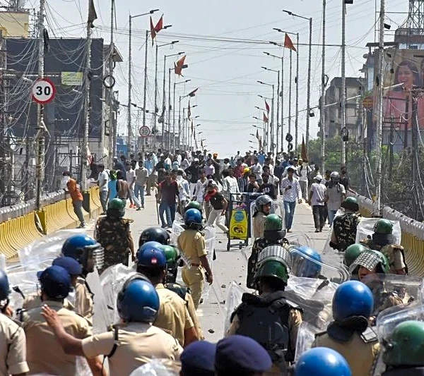 India suspende a un policía por disparar con un AK-47 contra estudiantes que se manifestaban