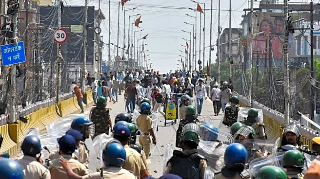 India suspende a un policía por disparar con un AK-47 contra estudiantes que se manifestaban