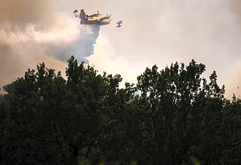 Enormes incendios forestales de Europa ponen a prueba capacidad de aviones cisterna, según Avincis