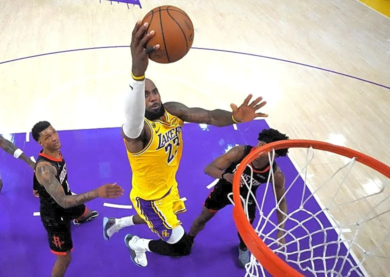 LeBron James llevará la camiseta 23 en los 76ers