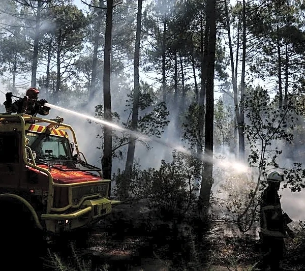 Los bomberos de Francia y España se apresuran a controlar las llamas antes de una nueva ola de calor