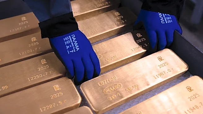 El oro cae ante alza del dólar; la atención se centra en decisión de tasas de la Fed