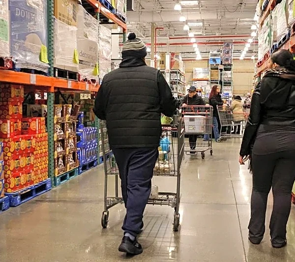 Confianza de los consumidores estadounidenses se modera en julio