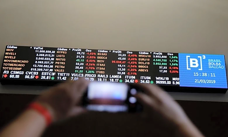 Monedas y bolsas cotizan dispares, aguardan decisión Fed