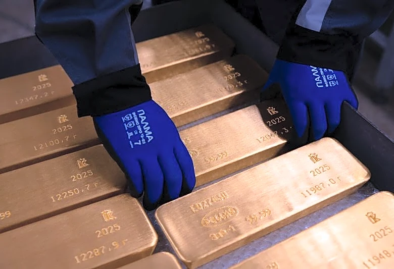 Oro cae mientras dólar se mantiene cerca de máximo de un mes, foco en reunión de la Fed