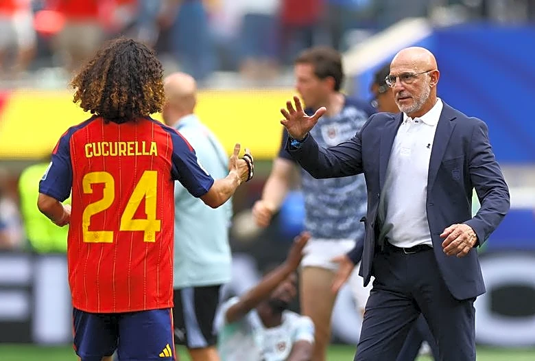 Cucurella se hace un tatuaje del seleccionador de España para cumplir la promesa que hizo en el Mundial