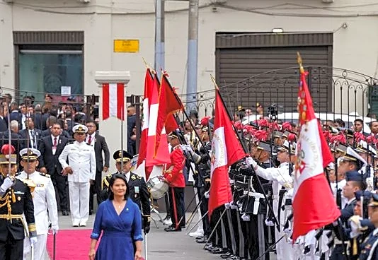 Keiko Fujimori jura como nueva presidenta de Perú