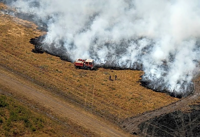 Los bomberos mantienen bajo control los incendios en Francia mientras la ola de calor se intensifica