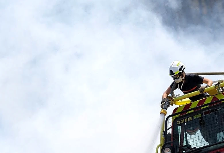 La amenaza de incendios avanza hacia el este y pone en riesgo a Italia y Grecia, según la UE