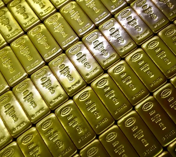 Oro baja levemente por alza del dólar y de rendimientos, a la espera de la Fed