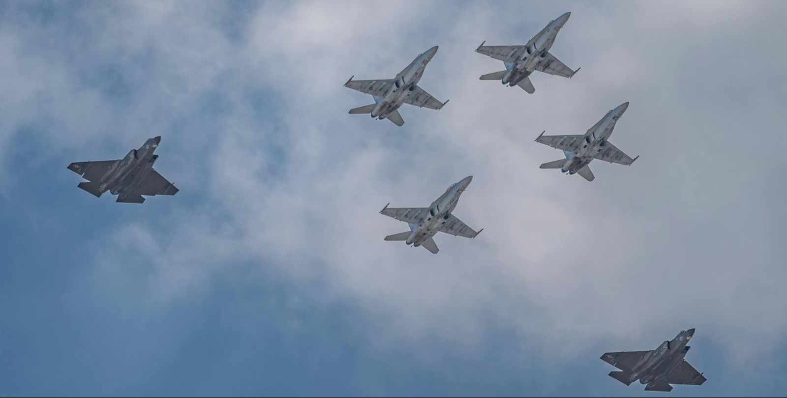 Irán golpea infraestructuras en el Golfo tras prometer ataques "devastadores" a EEUU e Israel