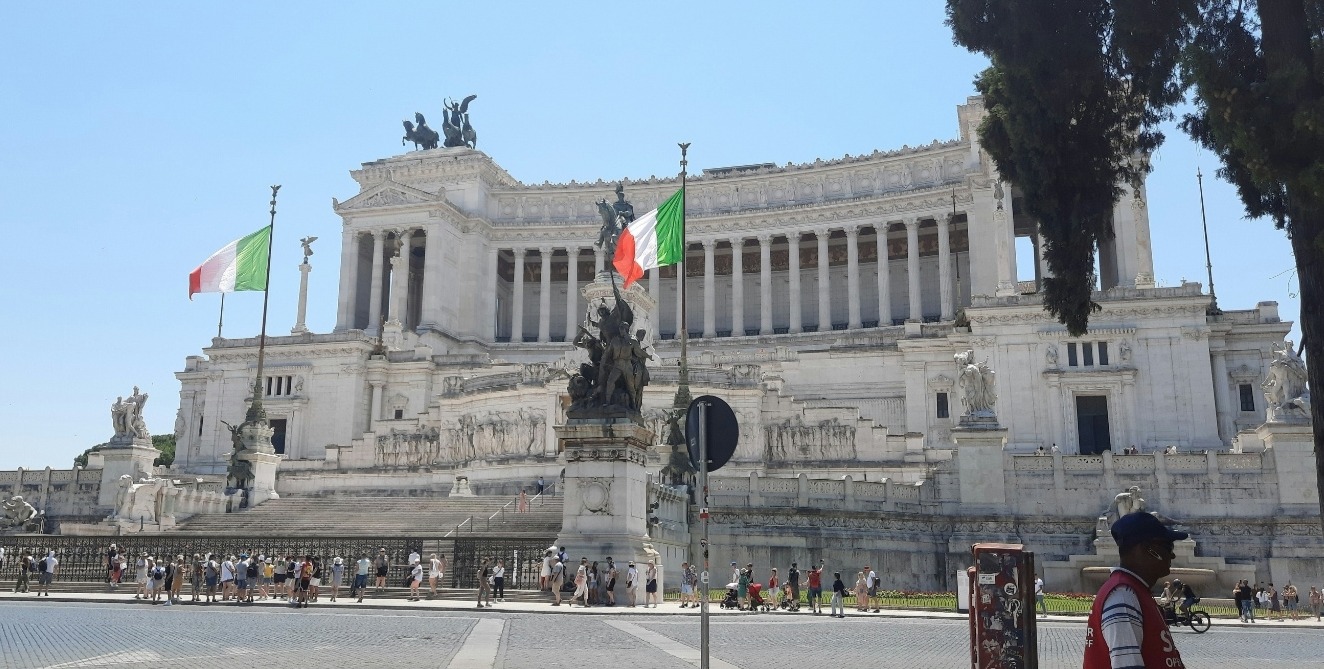 VIDEO | Festive cheer in Rome as tree and decorations light up historic center for Christmas