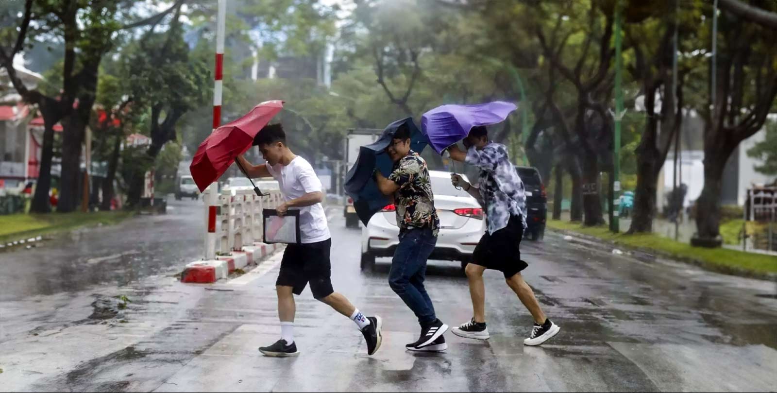 VIDEO | Evacuees take shelter as Super Typhoon Fung-wong starts lashing the Philippines