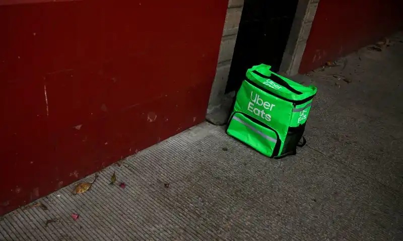 Australian delivery workers set to gain minimum pay in landmark deal with Uber Eats, DoorDash