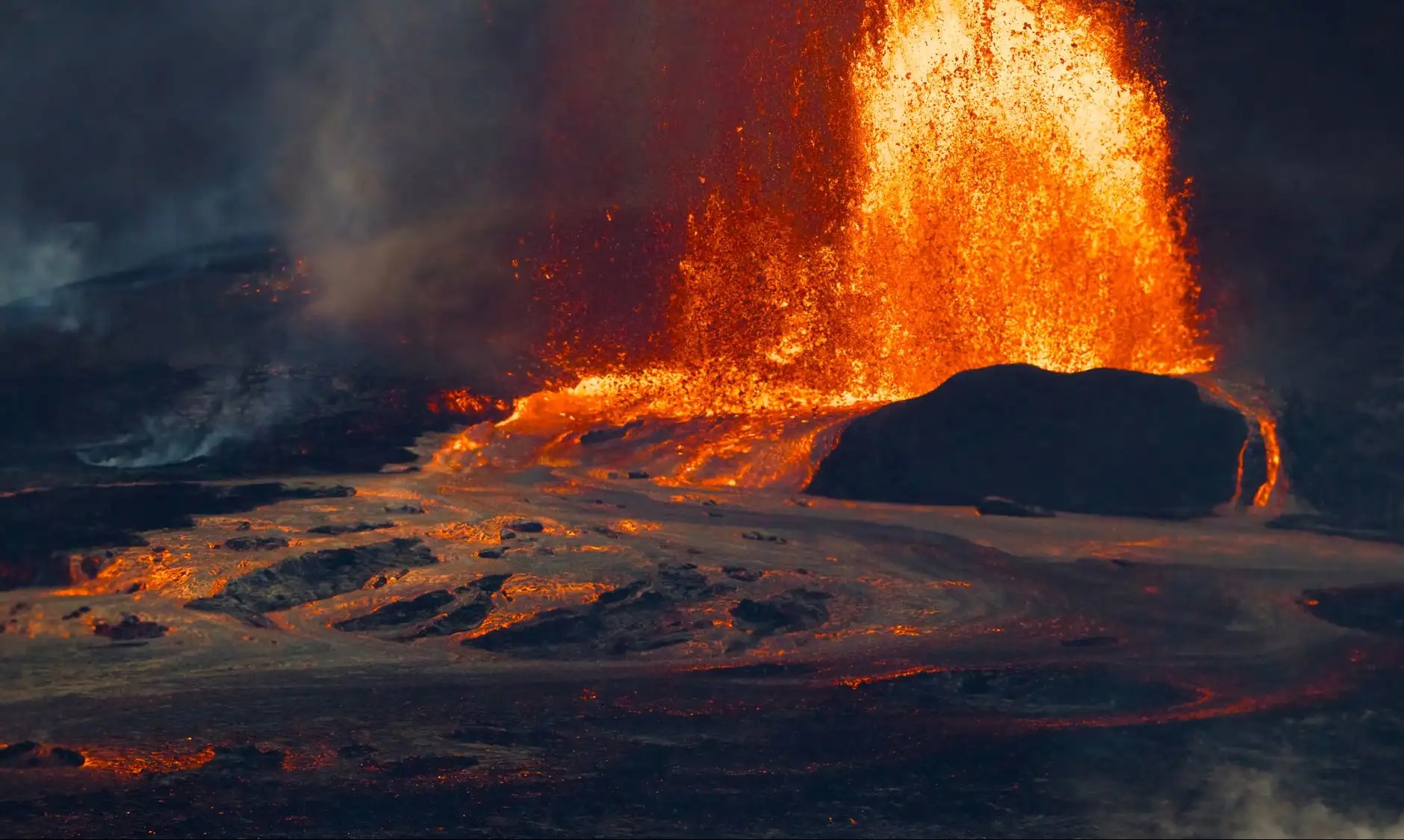 Kīlauea Volcano Erupts, Reaching 300-Foot Lava Fountains