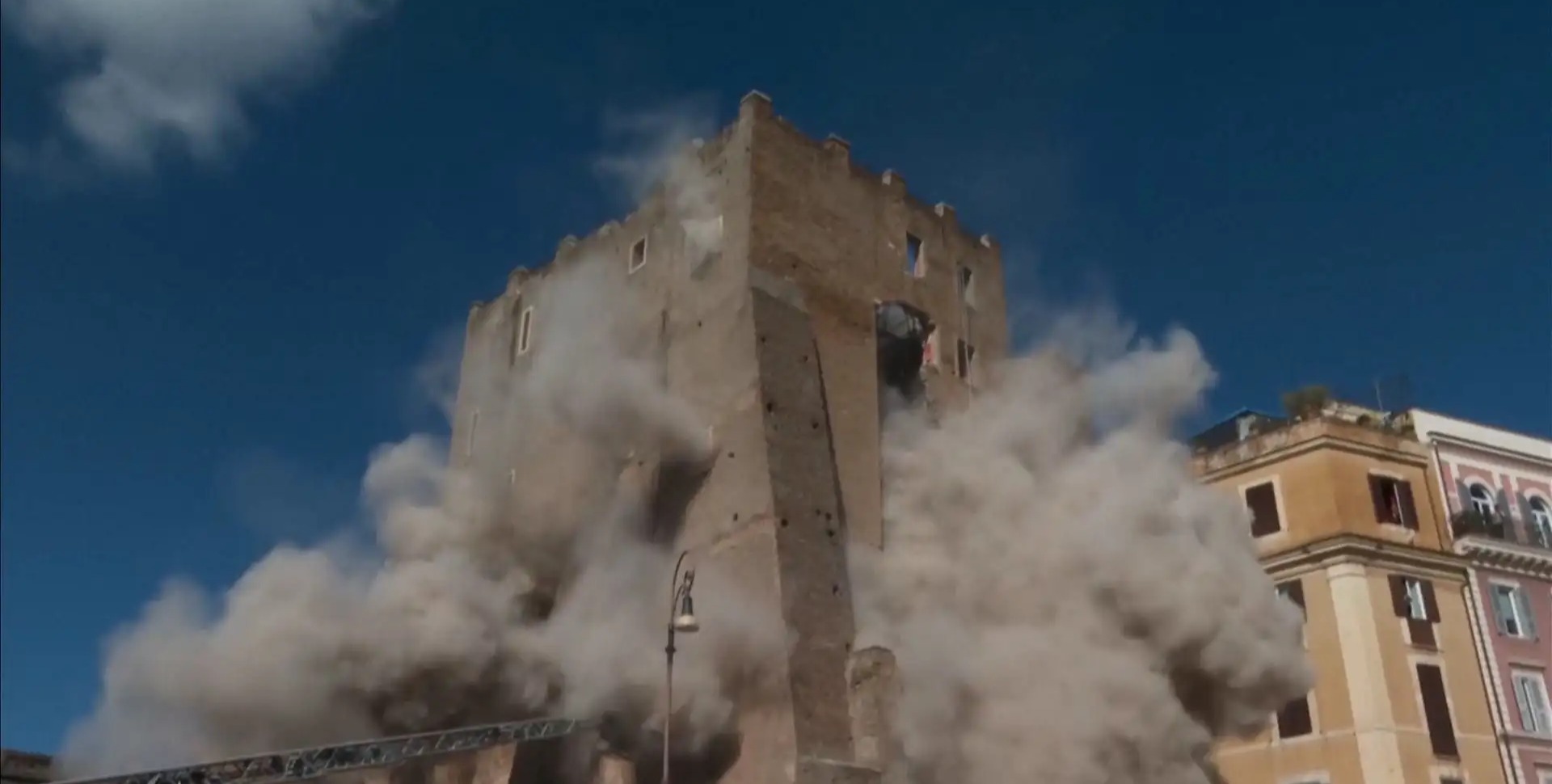 VIDEO | Dramatic building collapse near Roman Forum in the Italian capital