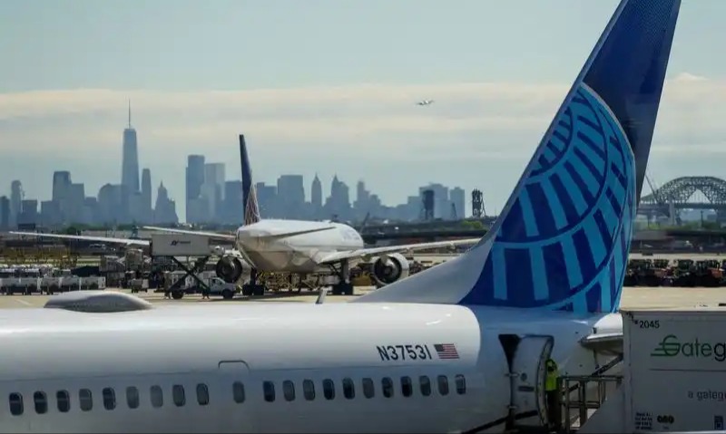 US halts flights at busy East Coast airports, says fiber line cut at construction site