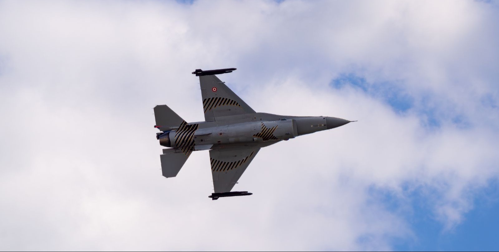 Tripulante de avión de EEUU abatido por Irán buscado por ambos bandos