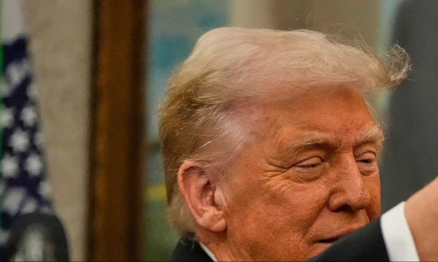 Trump awards medals to the Kennedy Center honorees in an Oval Office ceremony