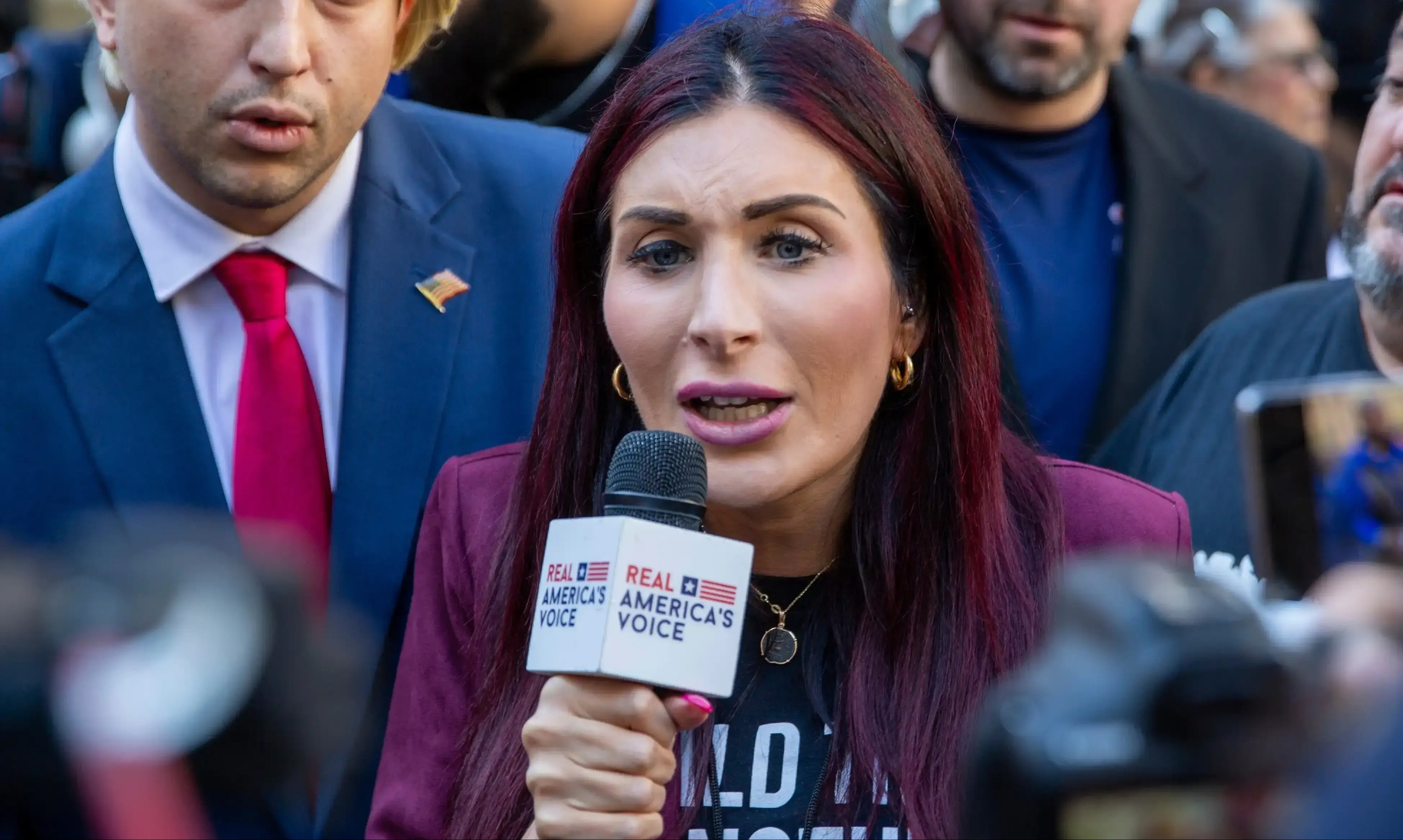 Laura Loomer se reúne con Zelenskyy en Ucrania tras modificar su postura sobre la guerra