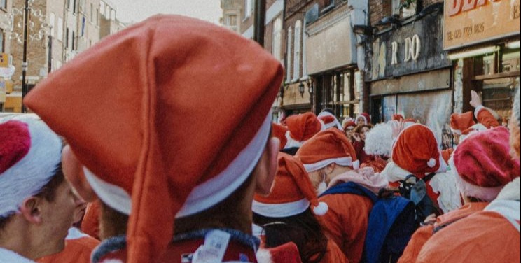 VIDEO | Thousands of Santas join annual run in Paris