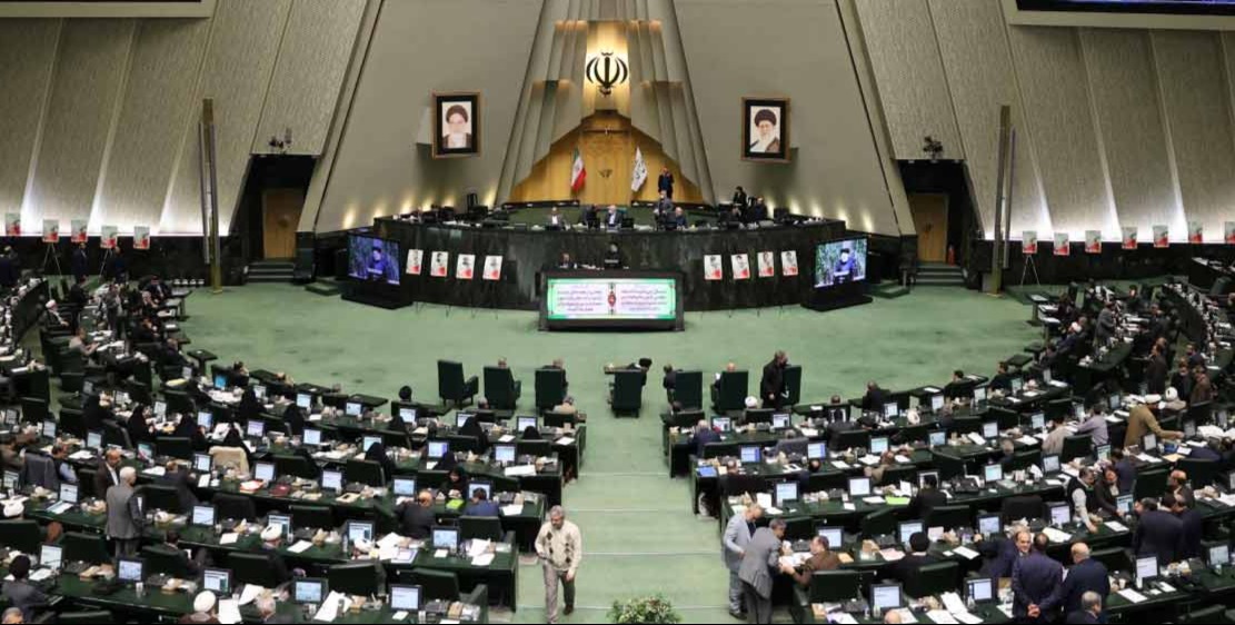 Trump asegura que Irán pide un alto el fuego pero Teherán lo desmiente