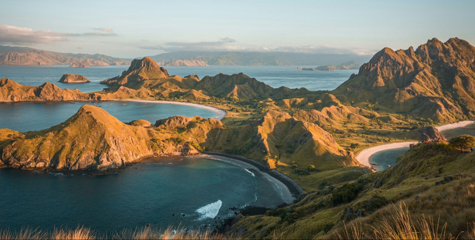 VIDEO | Indonesian rescuers search for a Spanish family after boat sinks near Komodo Island