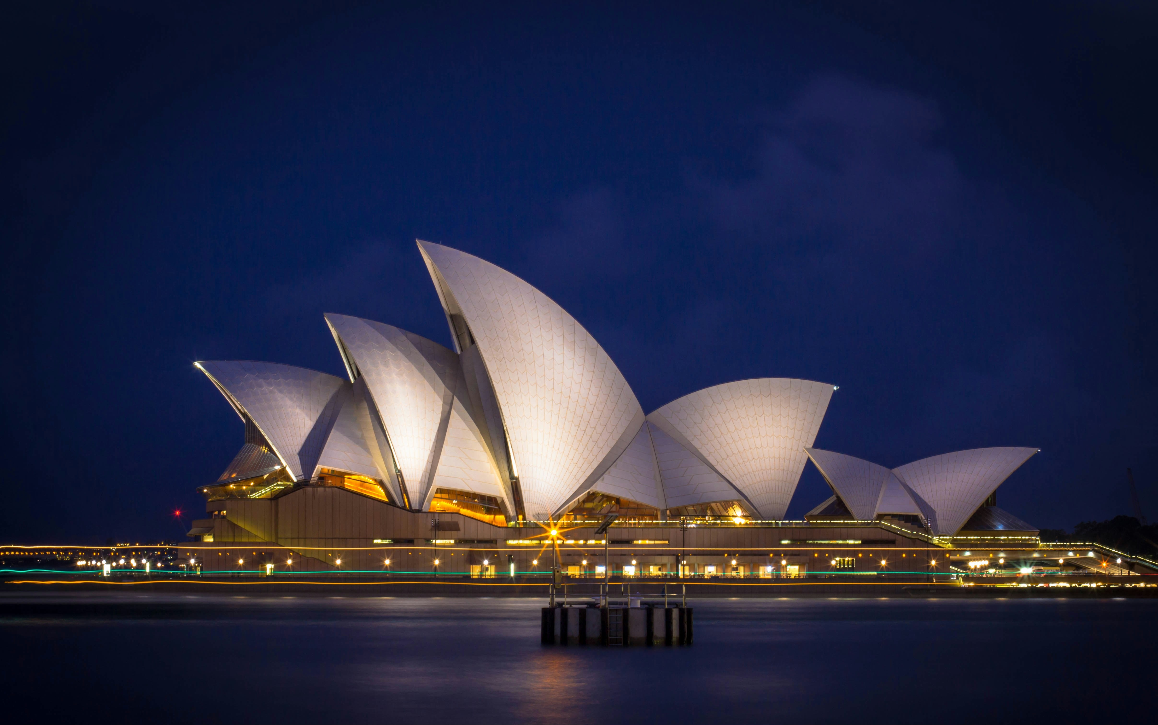 VIDEO | Sails of the Sydney Opera House lit up with poppies for Remembrance Day