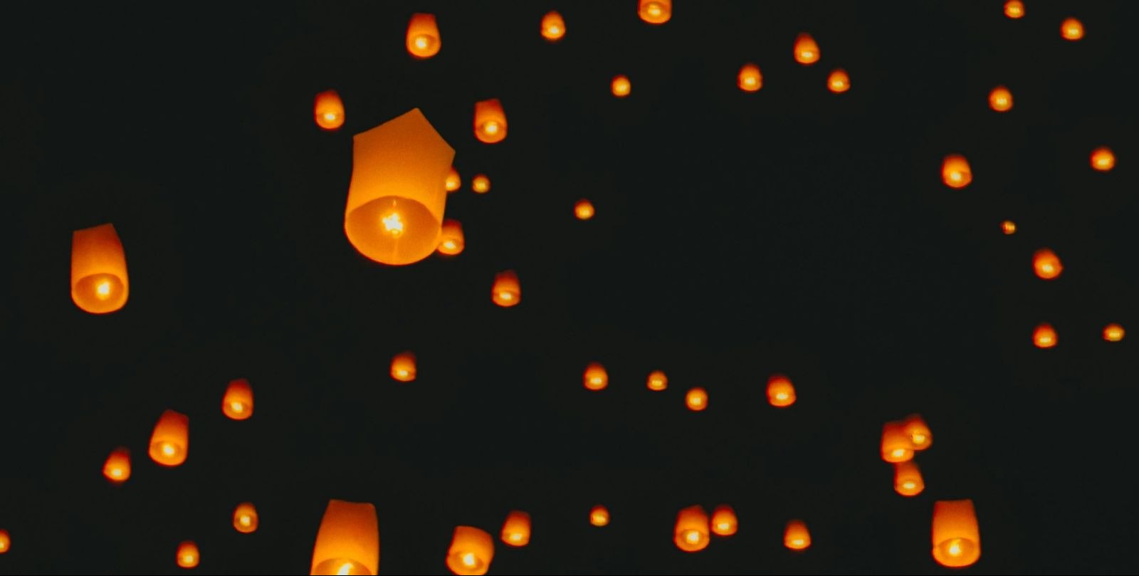 VIDEO | Hundreds gather in central Athens to release paper lanterns into the sky during the Night of Wishes
