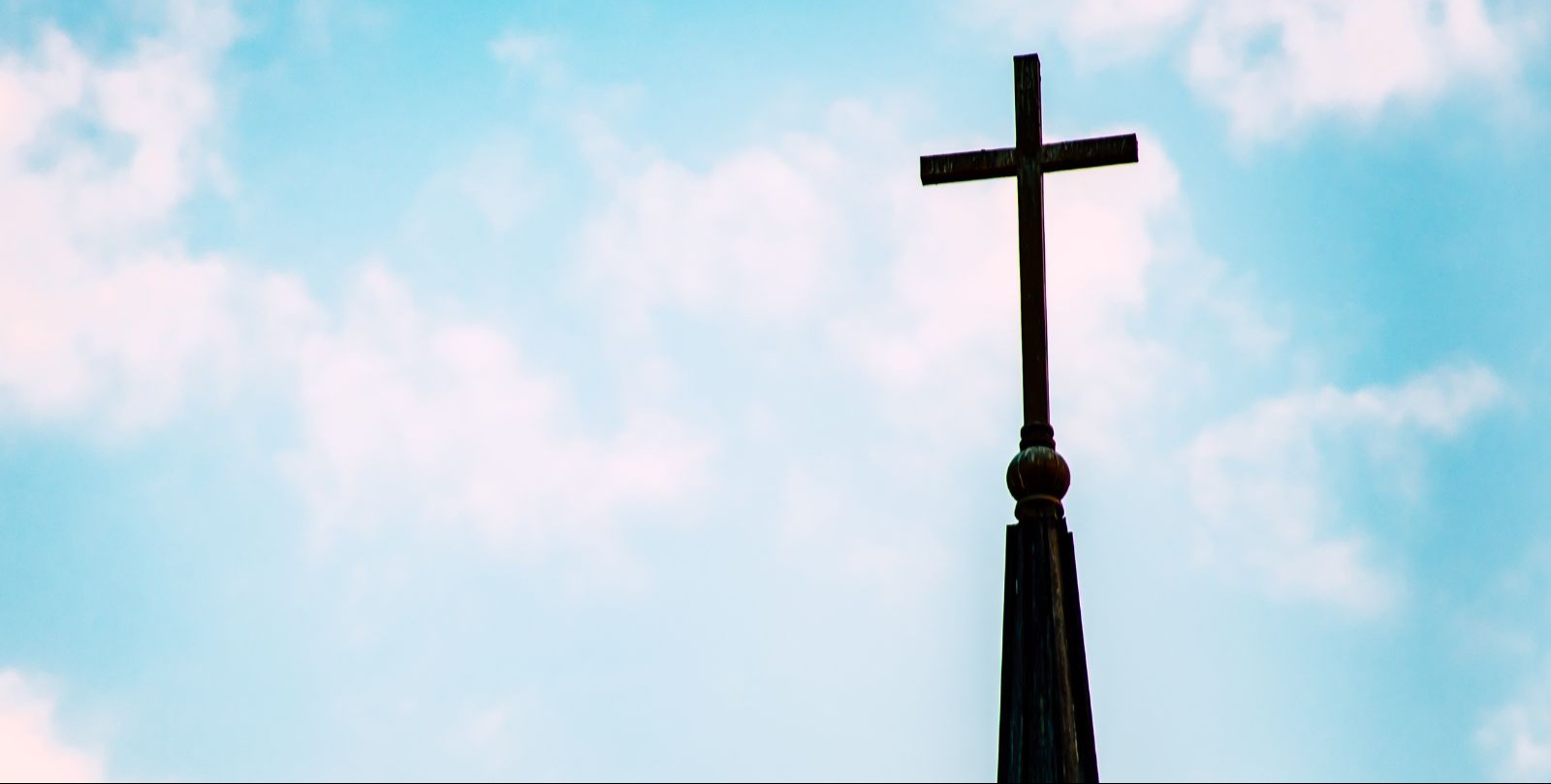 Filipinos acuden en masa a la crucifixión del Viernes Santo pese a un combustible por las nubes