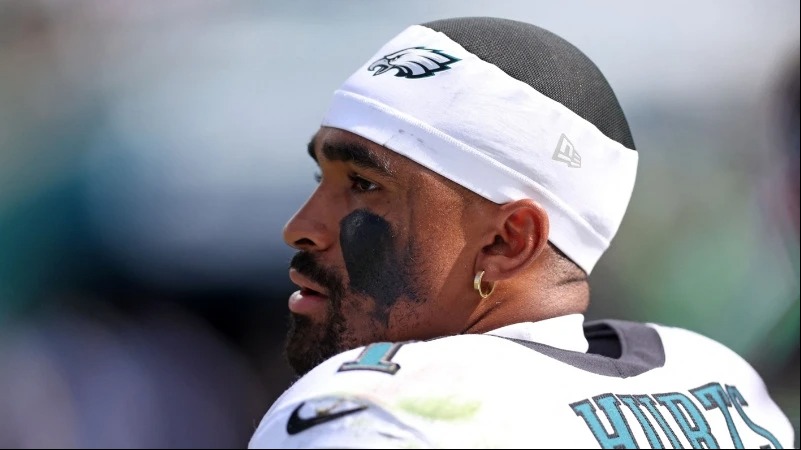 Eagles QB Jalen Hurts has blood clots in lungs, out for season