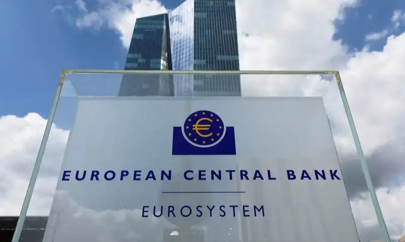 Euro zone inflation dips, growth holds up, backing ECB's sanguine narrative