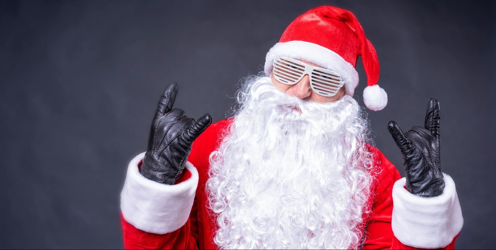 VIDEO | Thousands of runners in Santa costumes jog the streets of Budapest