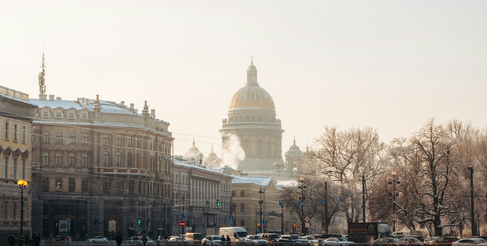 VIDEO | One reported dead after devastating fire tears through indoor market in St. Petersburg