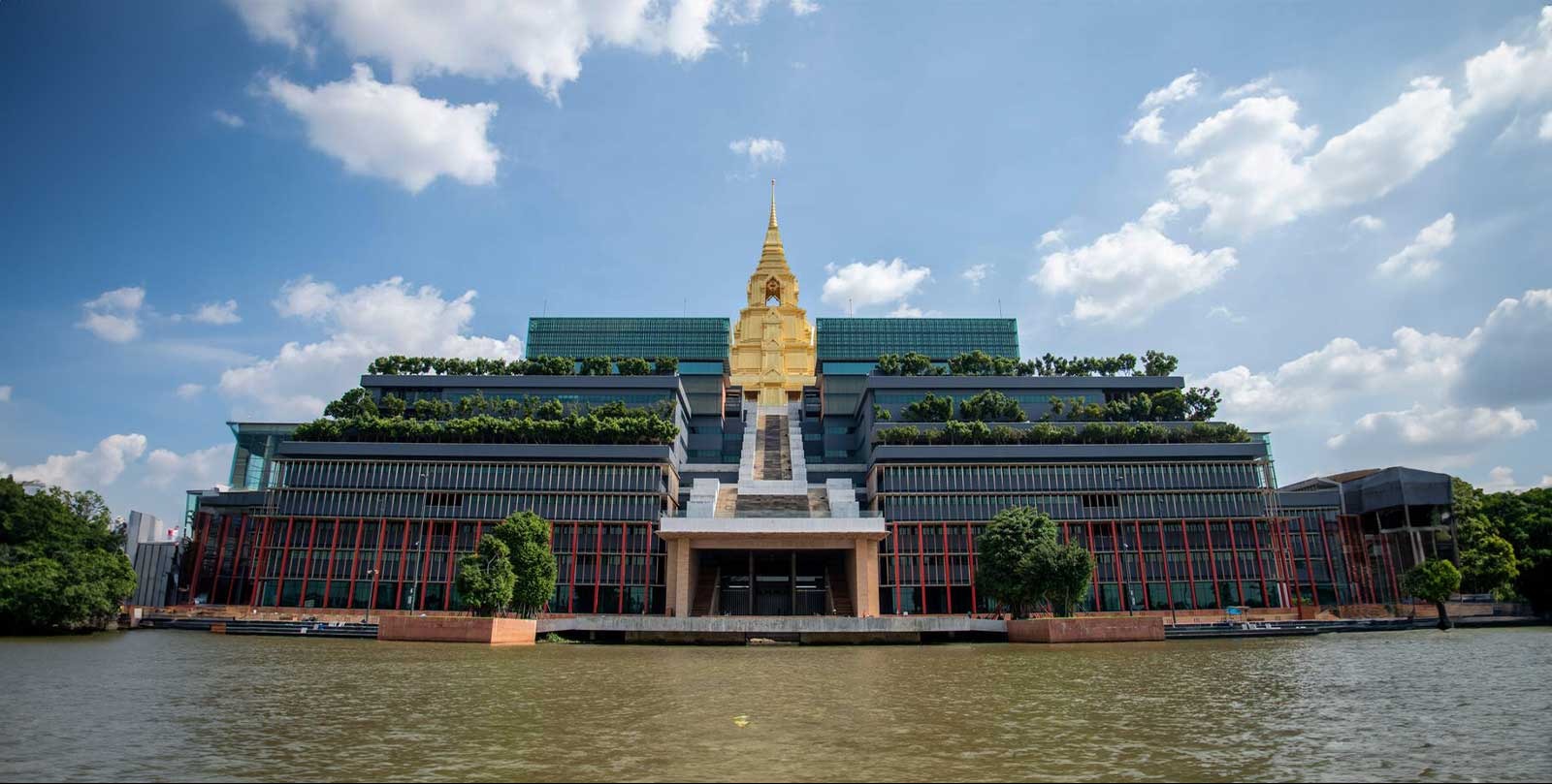 Thailand's ruling party seeks new election as a way out of political crisis