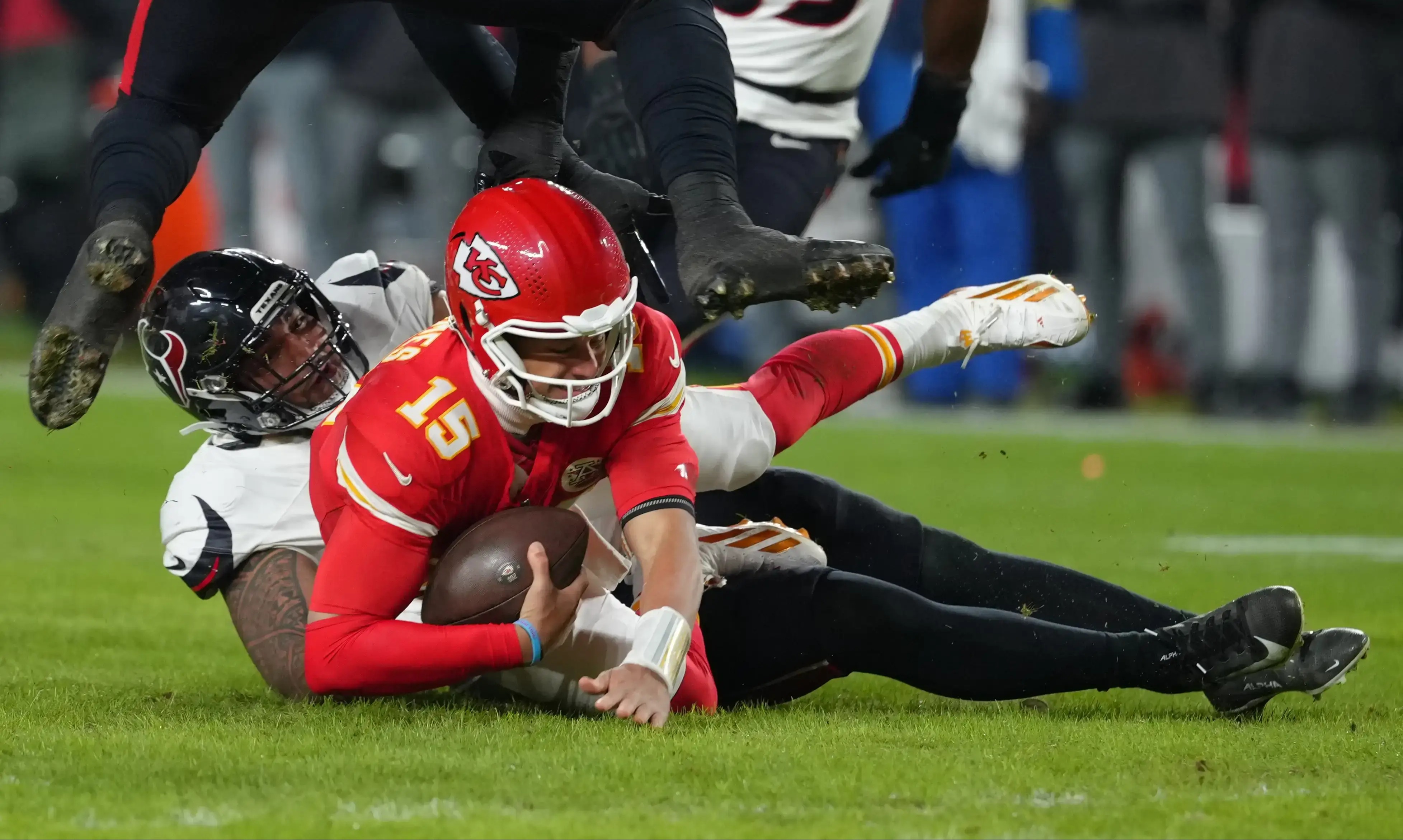 10 months after Super Bowl, Mahomes and Hurts struggle in historic week of turnovers